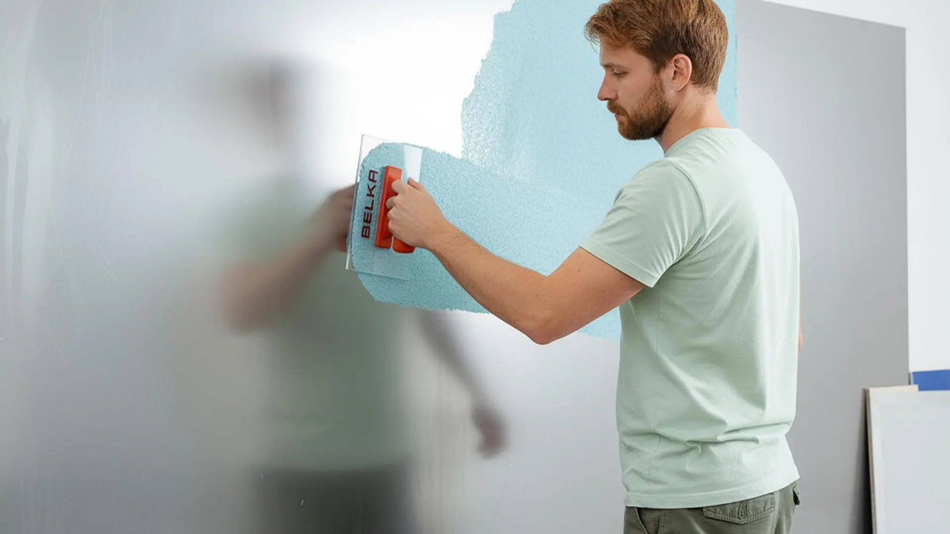 Metall Eisen Alu beschichtung: Belka wird auf einen grundierten Stahlträger im Industrie-Loft aufgetragen.